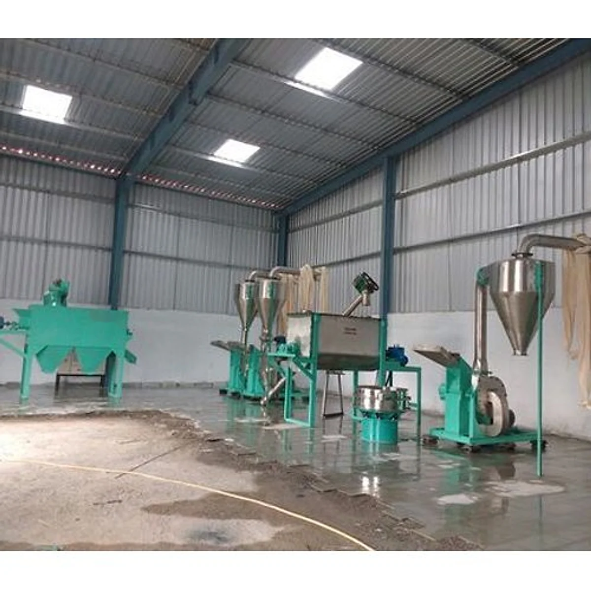 Cleaning and grinding machinery in the factory hall