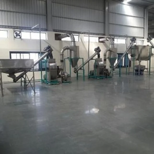 Milling floor with grinders and screw conveyors